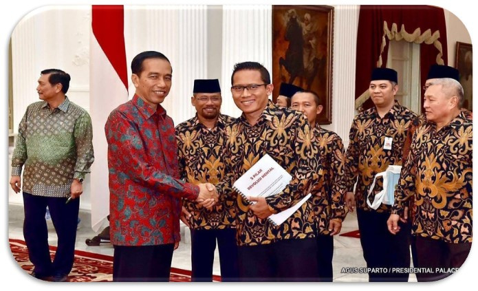 Hamry Gusman, diterima  oleh Presiden RI ke-7, Ir. H. Joko Widodo, di Istana Negara, untuk menyampaikan  dan mempresentasikan substansi Buku “5 Pilar Revolusi  Mental” untuk  Aparatur Negara (5 Februari 2016)